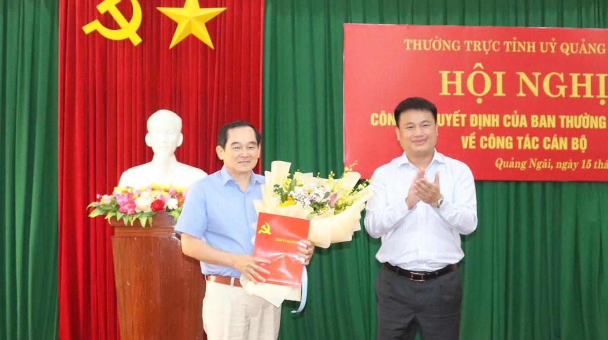 Phó Bí thư Thường trực Tỉnh ủy – Trưởng Đoàn Đại biểu Quốc hội tỉnh Đặng Ngọc Huy trao Quyết định cho ông Nguyễn Xuân Mến.