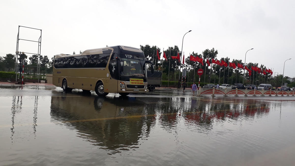 Chiếc xe khách của đoàn từ thiện phải quay xe trở lại.