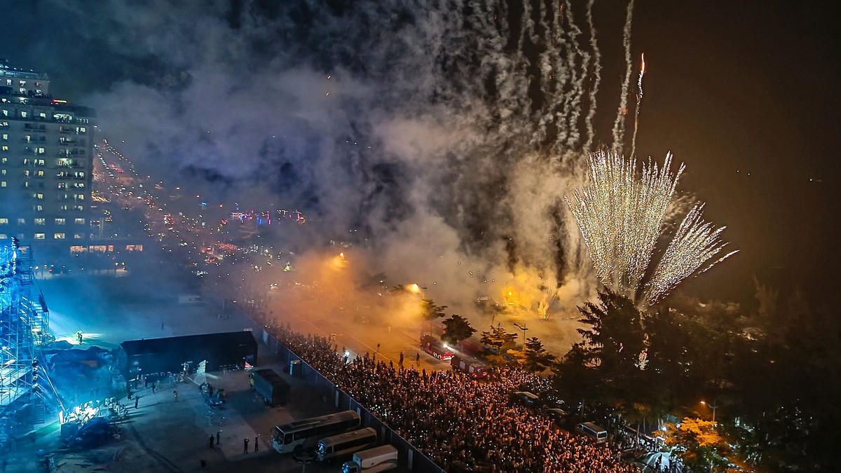Bùng nổ với màn pháo hoa kéo dài 15 phút.