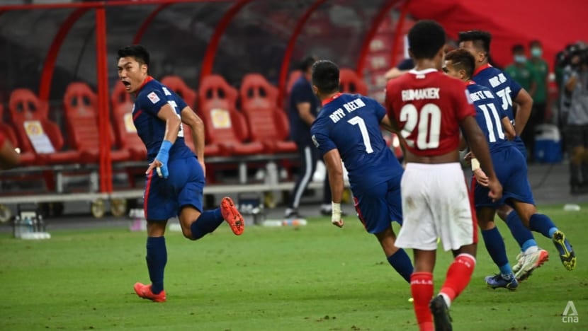 Cầu thủ Song Ui-young của Singapore ăn mừng sau khi ghi bàn trong trận bán kết lượt về AFF Suzuki Cup 2020.