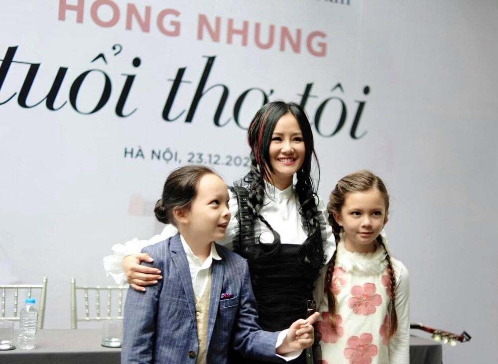 Ca sĩ Hồng Nhung cùng hai con gái.
