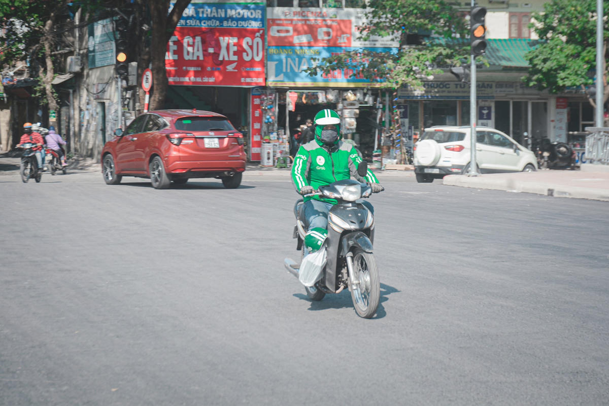 Anh Lê Văn Ngọc người dân sinh sống tại ngõ Nguyễn Khang cho hay: “Cây cầu Yên Hòa mới này rất đẹp, rộng rãi người dân đi lại thoải mái không như cây cầu trước đây cứ đến giờ cao điểm là tắc đường”.