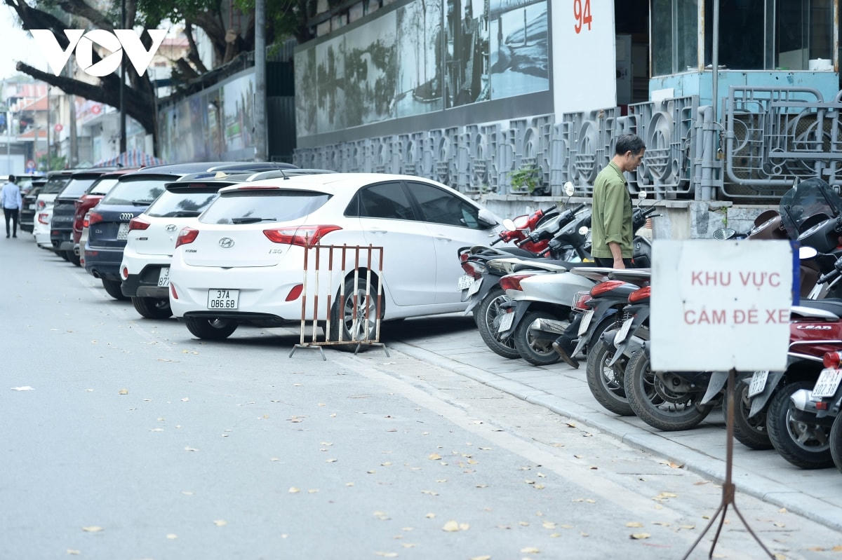 Tại phố Trần Quốc Toản, ô tô leo vỉa hè đậu, thậm chí đỗ tràn ra cả đường.  