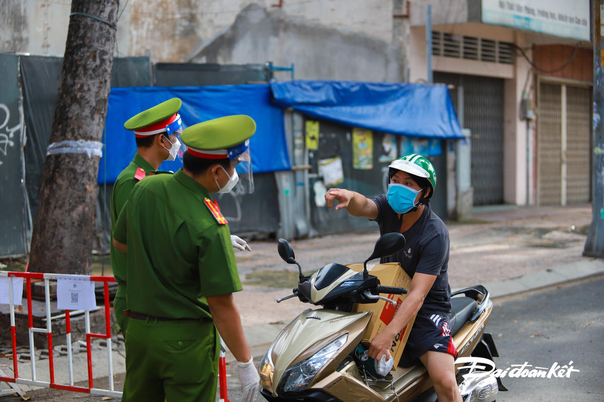 Nhiều người ra ngoài với lý do không chính đáng được lực lượng nhắc nhở, yêu cầu quay trở về nhà.