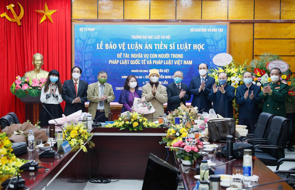 Thượng tọa Thích Chân Quang chụp ảnh lưu niệm cùng Hội đồng.