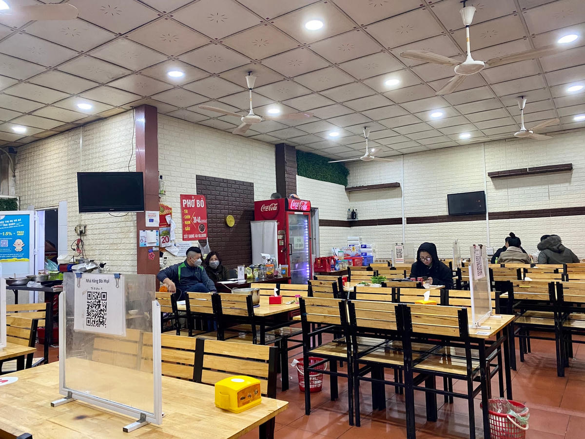 Cô Hoa, chủ cửa hàng bò nướng nổi tiếng của thành phố tâm sự: “ Tối ngày thứ 7, chủ nhật nào quán cũng đông khách, ngồi chật kín. Hôm nay mưa rét buốt nên quán vắng teo do chẳng có ai muốn ra đường”.