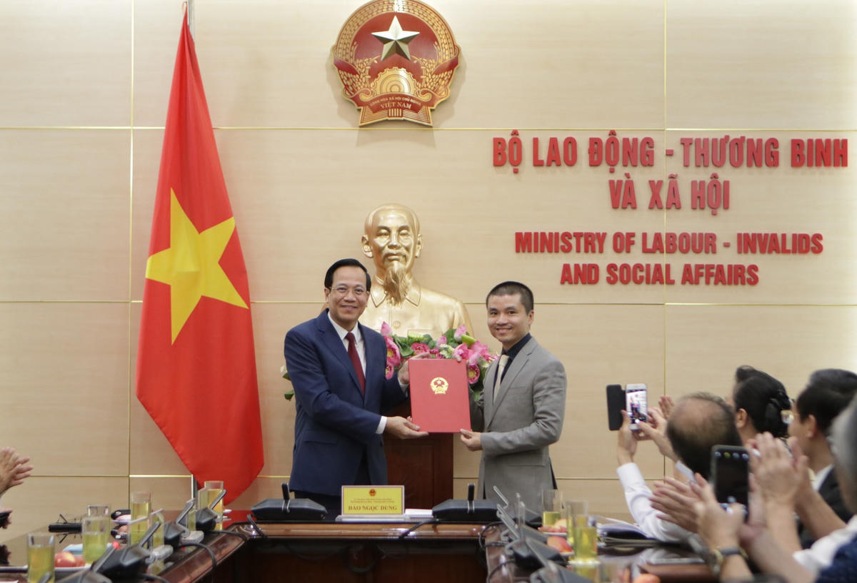 Bộ trưởng Lao động, Thương binh & Xã hội trao quyết định bổ nhiệm ông Phạm Tuấn Anh làm Tổng Biên tập báo điện tử Dân trí. Ảnh: Dantri.