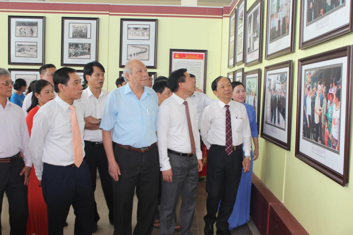 Các đại biểu tham quan các ấn phẩm, tư liệu về Đảng bộ tỉnh Thanh Hóa qua các thời kỳ.