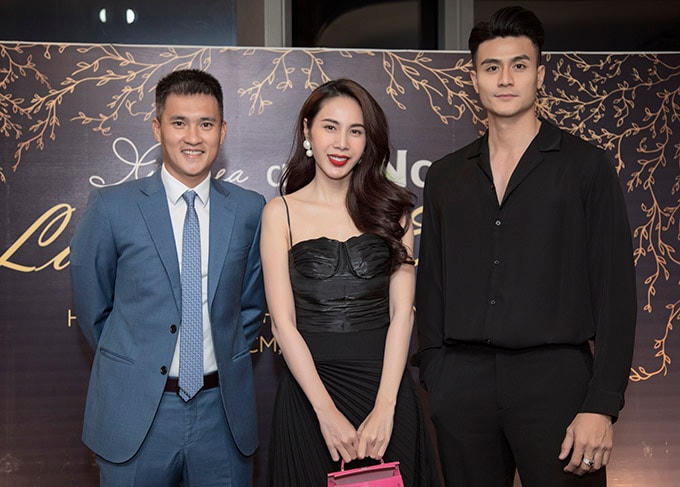 Vợ chồng Công Vinh - Thuỷ Tiên hội ngộ người mẫu Vĩnh Thụy tại một sự kiện tối 29/11 tại TP HCM. Sau hành trình từ thiện dài ngày ở miền Trung, đối mặt với nhiều lời khen chê nhưng Thuỷ Tiên vẫn bình tĩnh, tự tin với những gì mình đang làm. Cô thấy may mắn vì được ông xã hết lòng ủng hộ, động viên.  