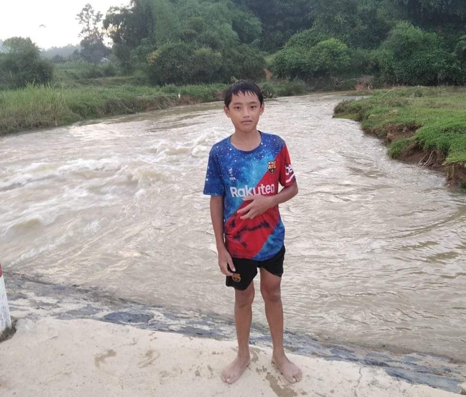 Dù dòng nước đang chảy xiết nhưng em Tâm vẫn dũng cảm lao xuống để cứu em nhỏ 8 tuổi.