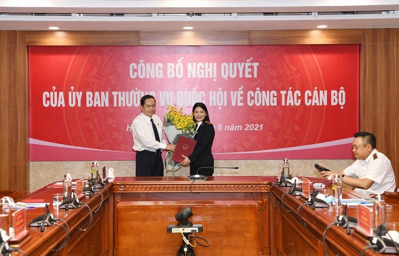 Phó Chủ tịch Thường trực Quốc hội Trần Thanh Mẫn trao Nghị quyết và chúc mừng tân Phó Tổng Kiểm toán nhà nước Hà Thị Mỹ Dung.