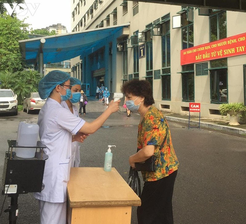 Mỗi người dân khi bước vào khuôn viên bệnh viện sẽ được yêu cầu đo thân nhiệt, đeo khẩu trang và sát khuẩn tay phòng Covid-19.