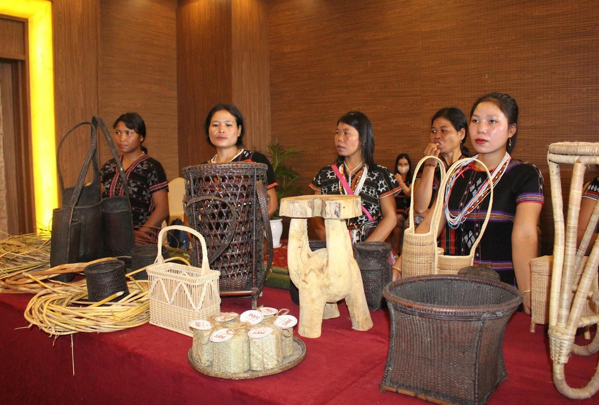 Khách tham qua khu trưng bày sản phẩm