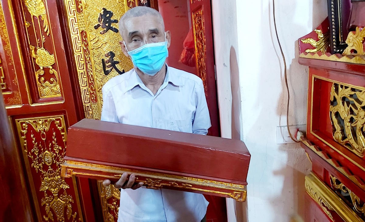 Thủ từ Võ Văn Hạ (75 tuổi) luôn được ông trông nom cẩn thận những sắc phong này. (Ảnh: Điền Bắc).