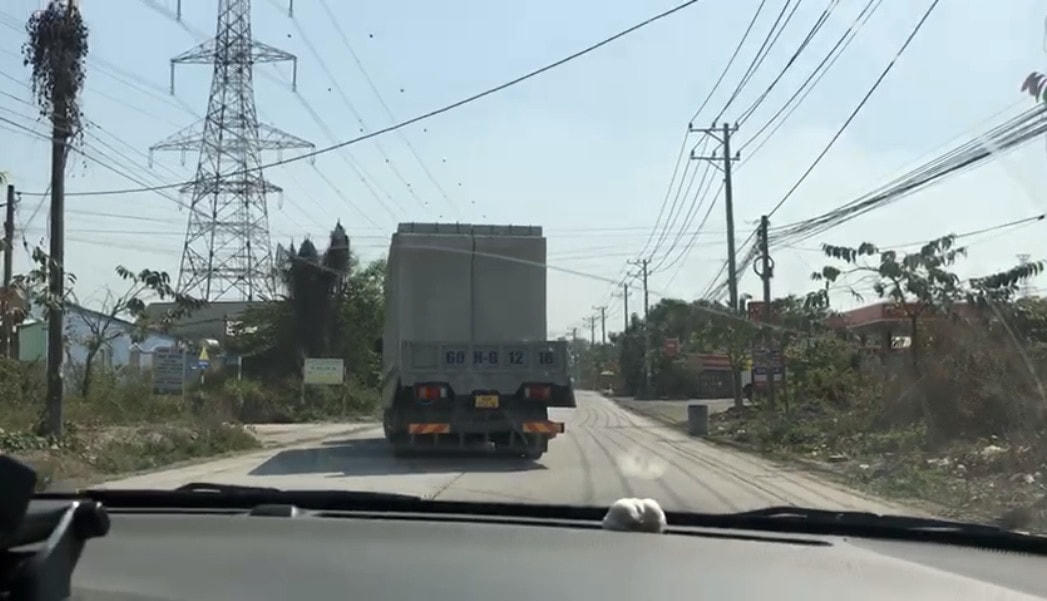 Vụ cống bê tông xếp lớp trên hành lang ở Đồng Nai: Tiềm ẩn nhiều nguy cơ gây tai nạn giao thông