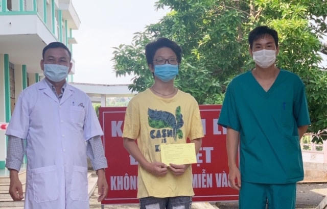 Trao giấy xuất viện cho bệnh nhân 602.