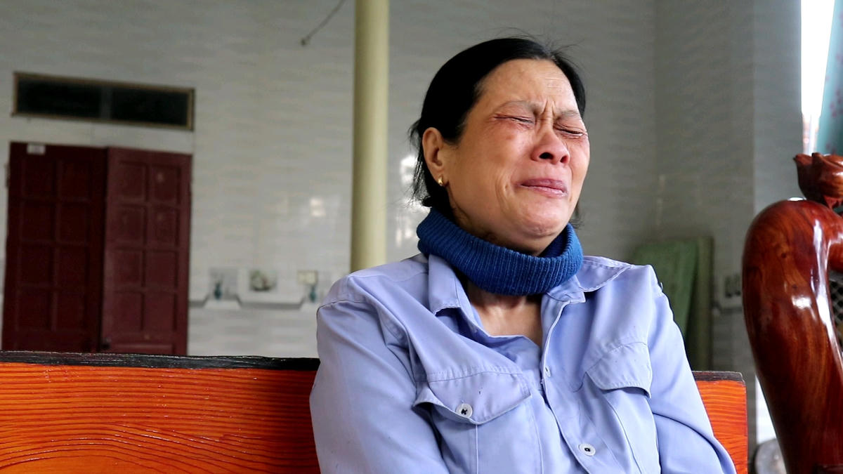 Bà Thiếp nước mắt lưng tròng khi nghĩ đến thời khắc sinh tử khi con trai lao vào biển lửa cứu người.