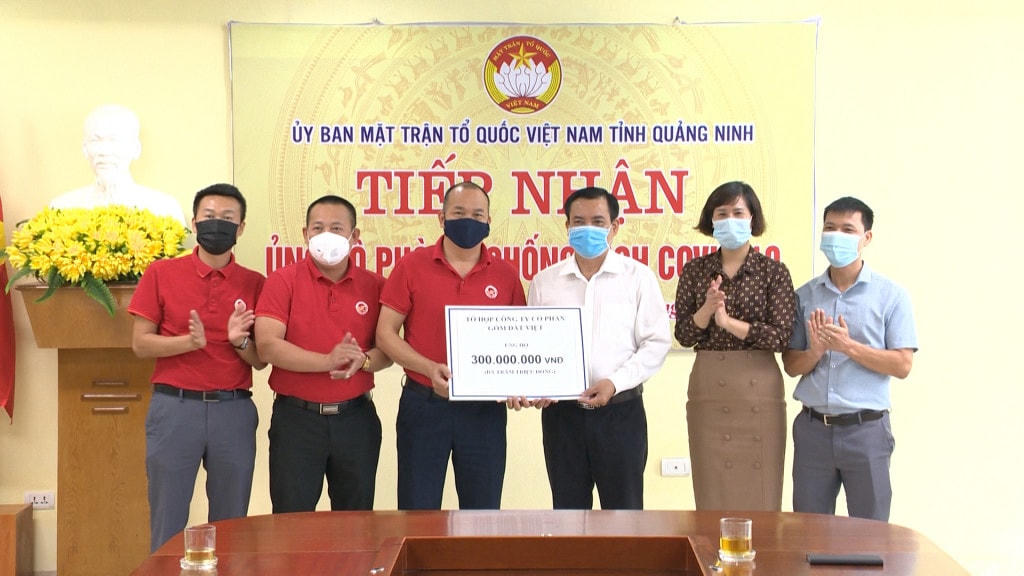 Tổ hợp Công ty CP Gốm Đất Việt (Quảng Ninh) ủng hộ Quỹ phòng, chống dịch bệnh Covid-19 của tỉnh 300 triệu đồng. Ảnh: Báo Quảng Ninh.
