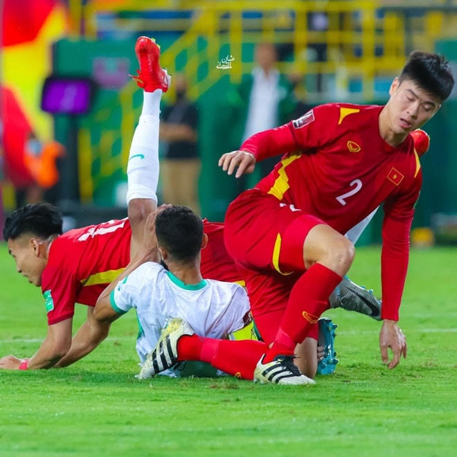 Duy Mạnh đã có một trận đấu tuyệt vời cho đến khi VAR "ra tay"...