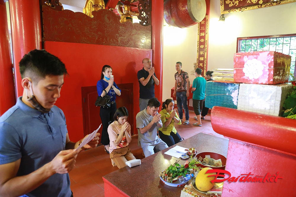 Người dân đi lễ để cầu bình an, liệu có an bình khi không thực hiện nghiêm những quy định phòng chống dịch?.