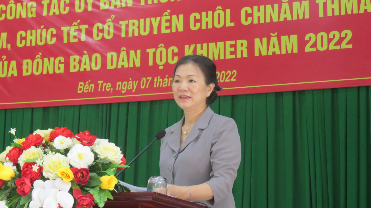 Bà Trương Thị Ngọc Ánh chúc mừng tết cổ truyền của đồng bào Khmer tại Bến Tre.
