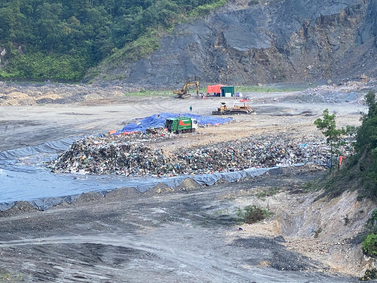 Khu vực tập kết rác tạm trước đây là điểm tận thu than của dự án trung tâm xử lý chất thải rắn do Tập đoàn Indevco làm chủ đầu tư.