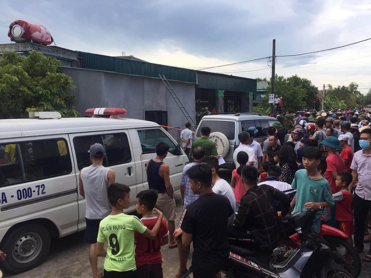 Xe cứu thương nhanh chóng đưa các nạn nhân đi cấp cứu nhưng hiện 2 đứa con đã tử vong.