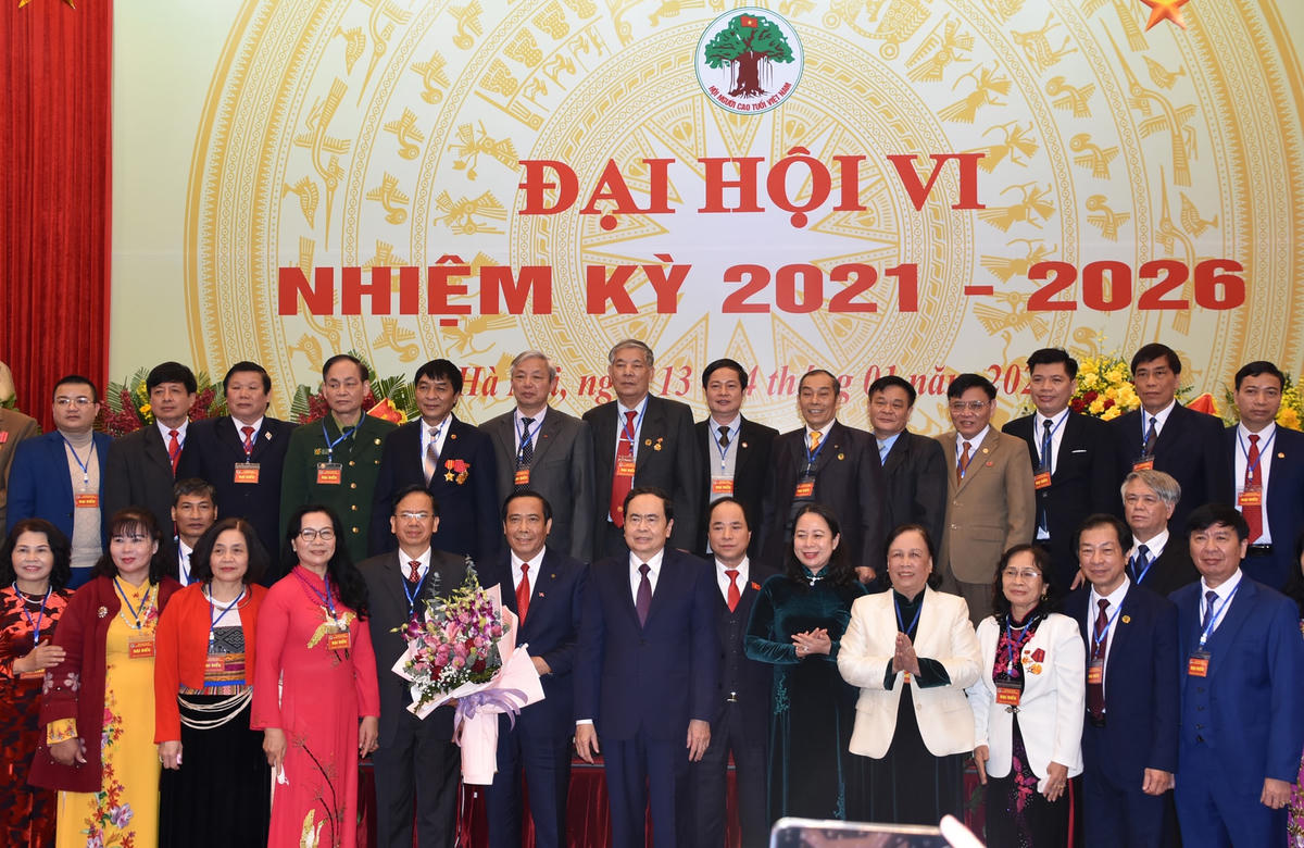 Phó Chủ tịch Thường trực Quốc hội Trần Thanh Mẫn tặng hoa chúc mừng Ban Chấp hành Trung ương Hội Người cao tuổi Việt Nam khóa VI.