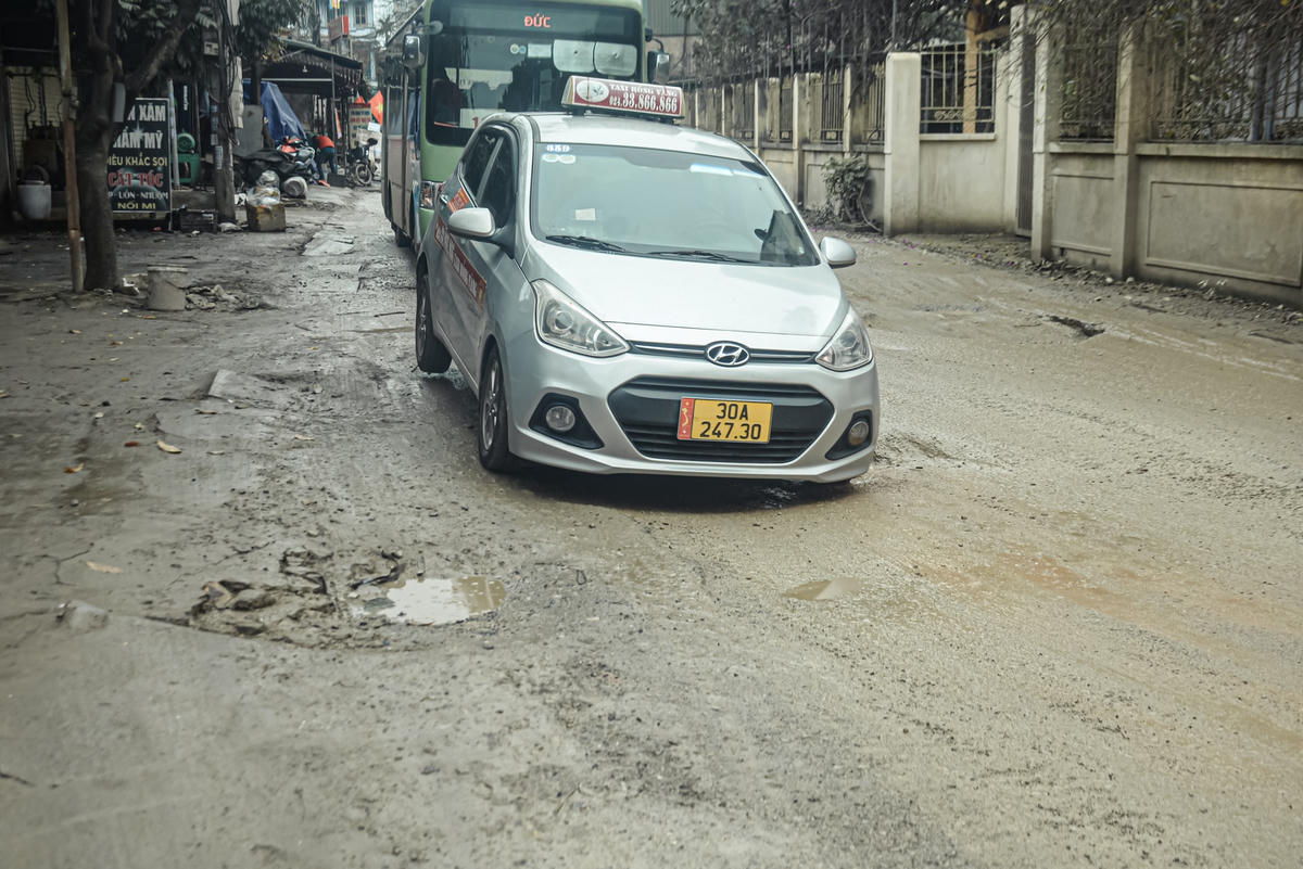 Rất nhiều loại phương tiện di chuyển nhưng sự khó khăn xảy ra cả với những chiếc xe ô tô 4 bánh cỡ nhỏ chứ chưa nói đến xe gắn máy hay xe thô sơ. 