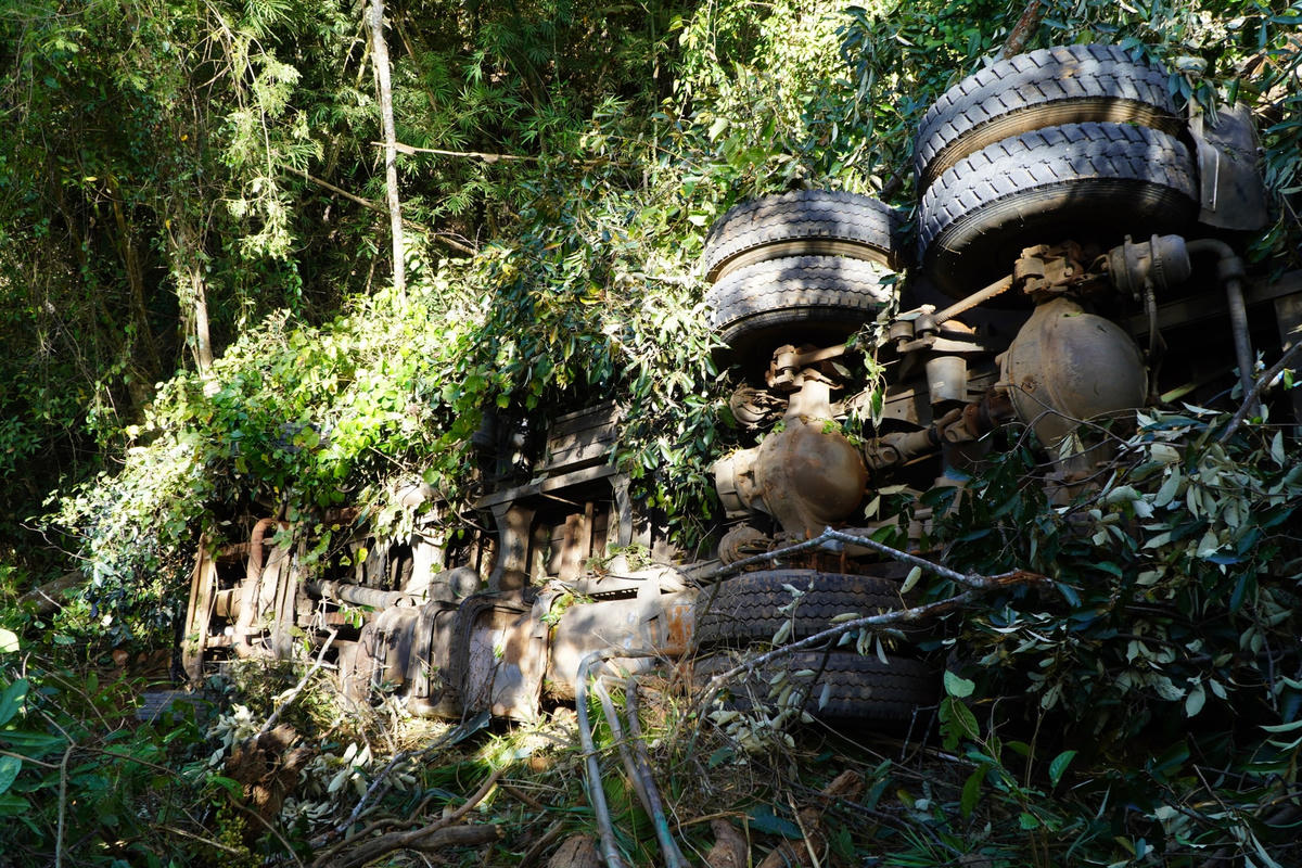 Chiếc xe tải lật nghiêng.