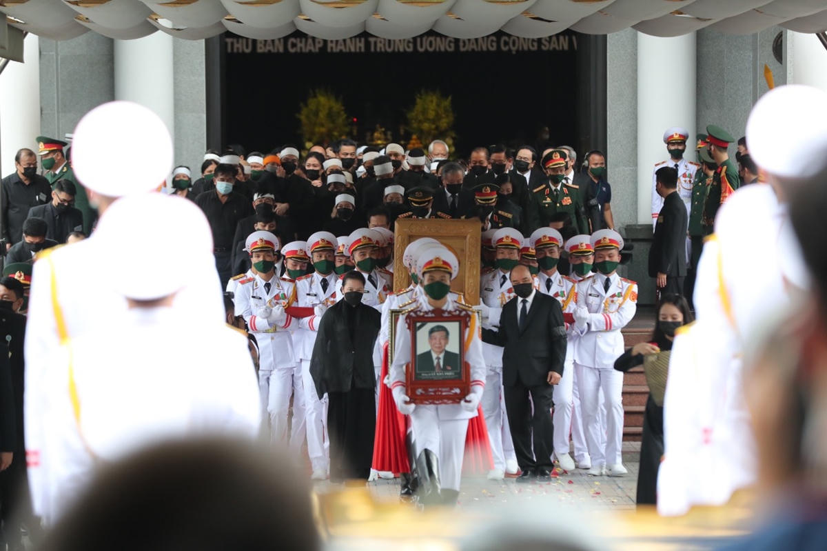 Lãnh đạo Đảng, Nhà nước, Quốc hội, MTTQ  Việt Nam cùng tiễn biệt, đưa linh cữu nguyên Tổng Bí thư Lê Khả Phiêu lên cỗ linh xa 