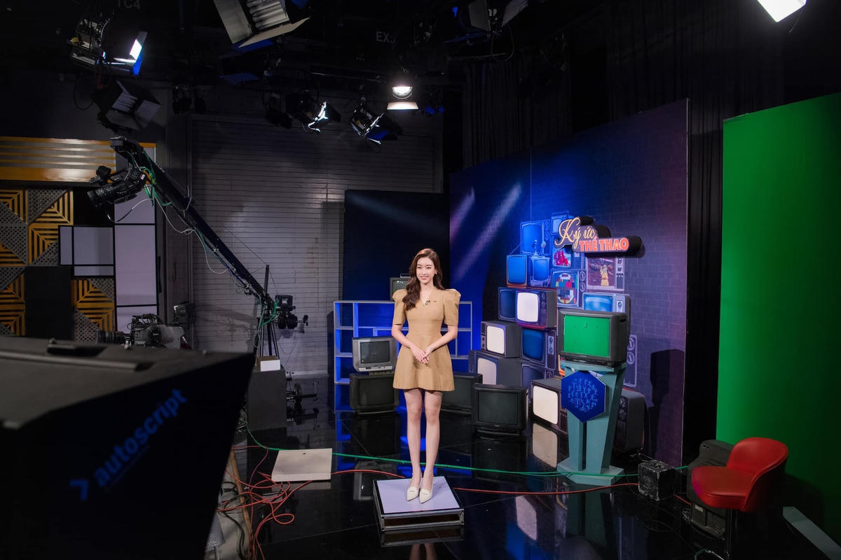 Là biểu tượng thời trang của sự thanh lịch và trang nhã, Đỗ Mỹ Linh ưu tiên chọn những gam màu trung tính, đặc biệt là màu be cho mỗi lần xuất hiện.