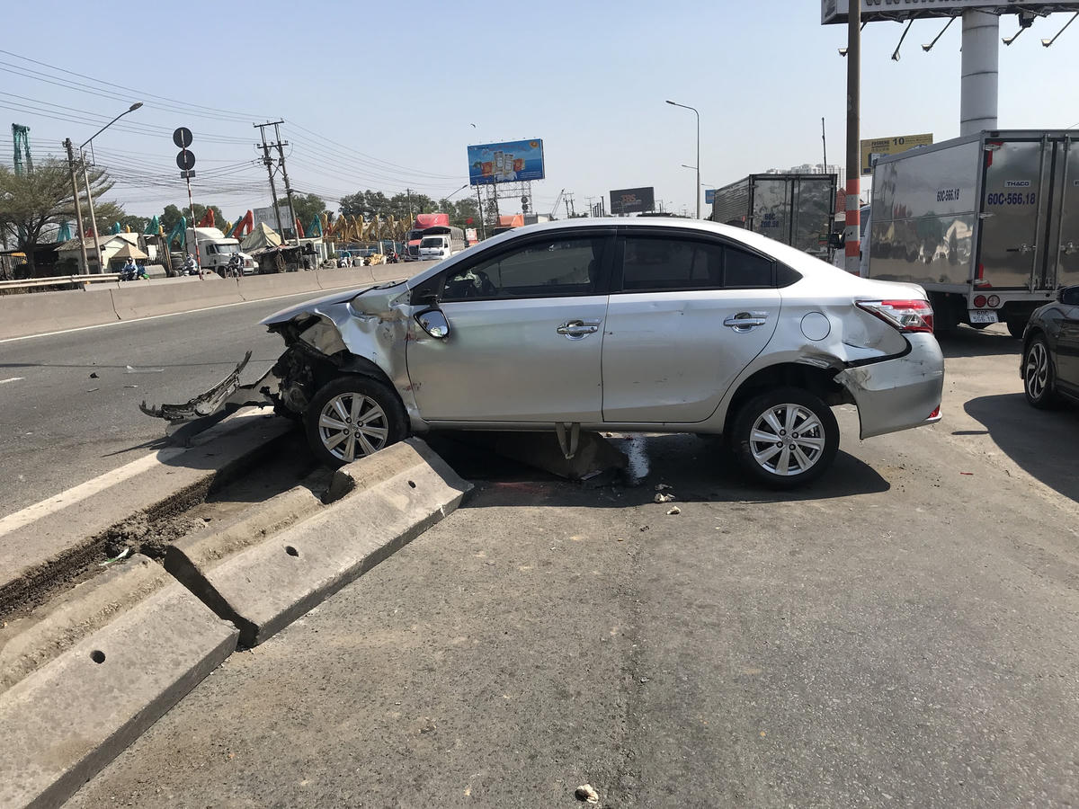 Taxi công nghệ bị tông xoay vòng, cả gia đình 4 người nhập viện