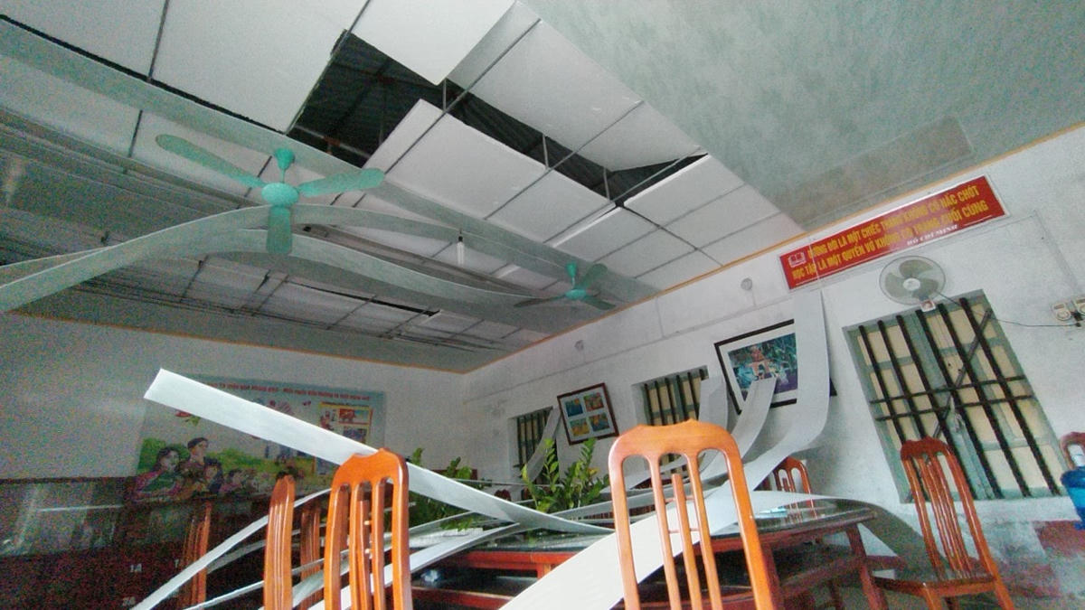 Trần nhà bị phá hỏng.