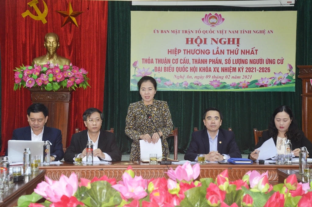 Bà Võ Thị Minh Sinh - Chủ tịch Ủy ban MTTQ tỉnh Nghệ An phát biểu tại Hội nghị