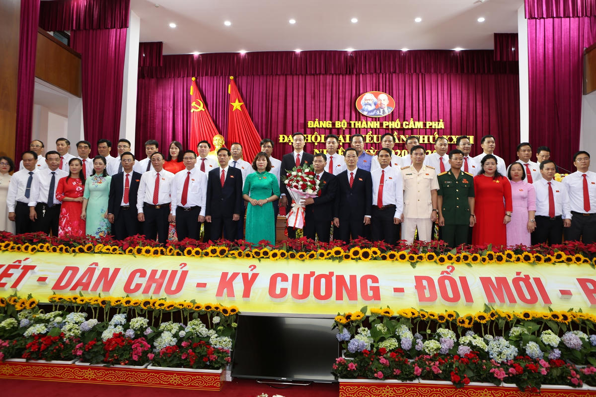 Ban chấp hành khóa XXIII ra mắt Đại hội.