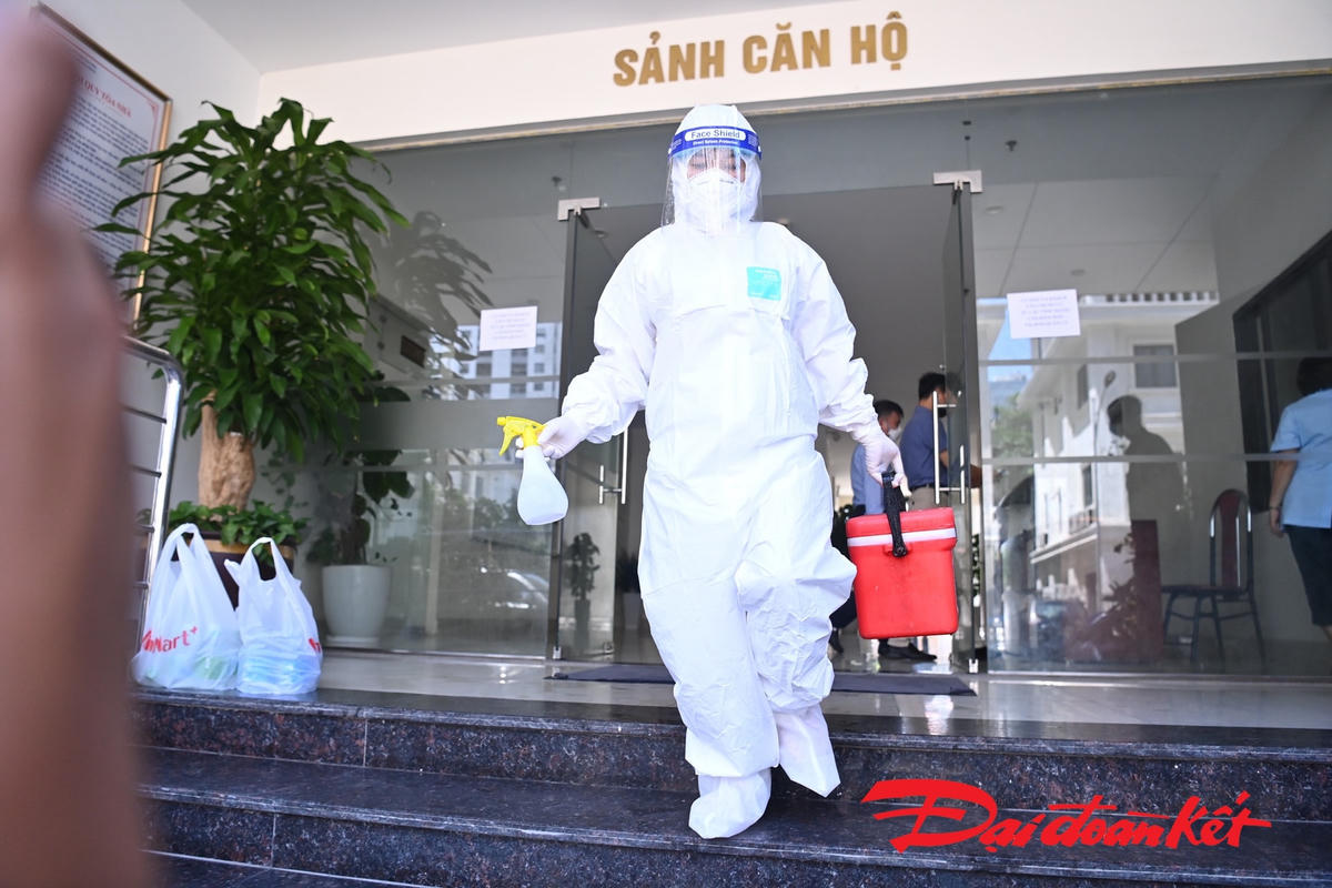 [ẢNH] Cận cảnh biện pháp phòng, dịch tại chung cư có 2 ca dương tính ở Hà Nội