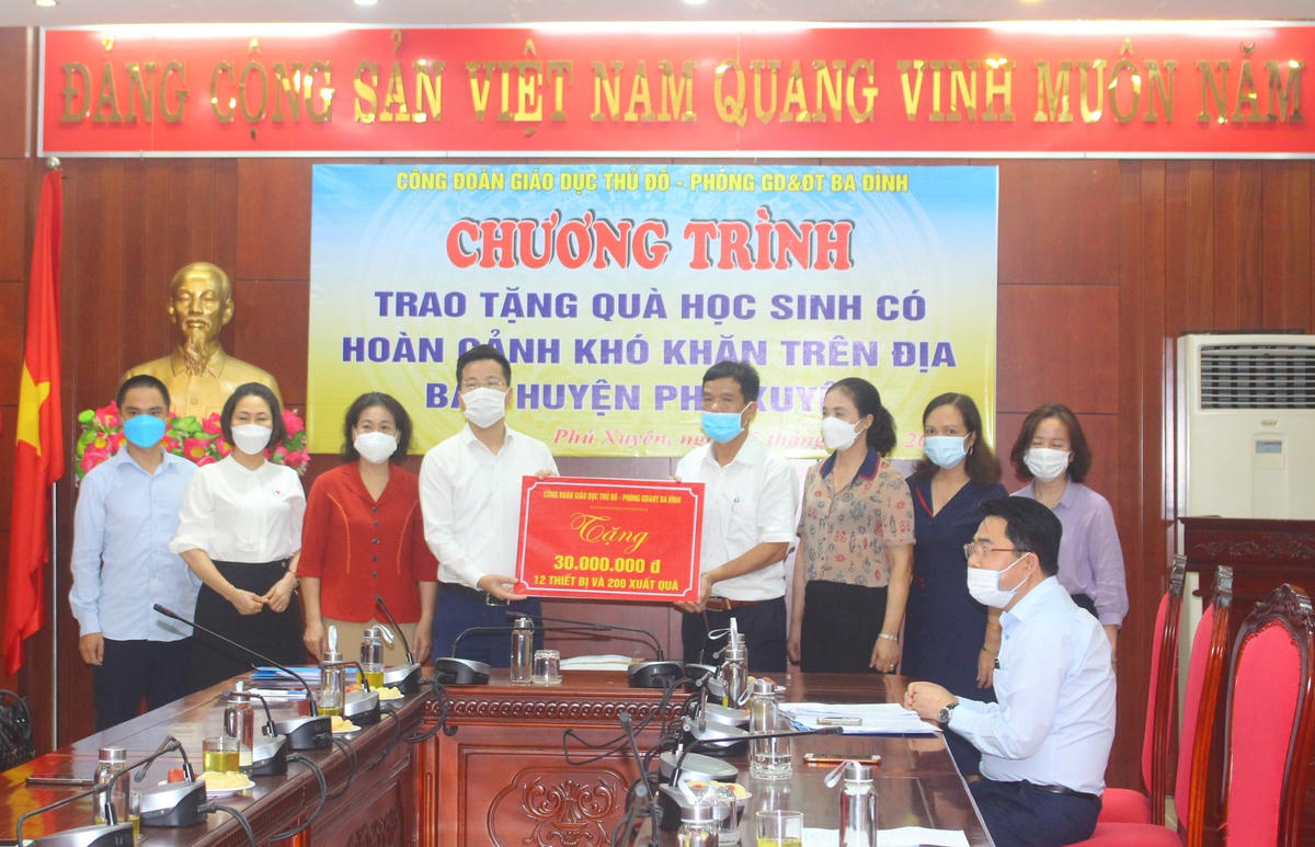Đại diện Phòng GDĐT quận Ba Đình trao tặng quà cho đại diện Phòng GDĐT huyện Phú Xuyên để gửi đến các em học sinh có hoàn cảnh khó khăn.
