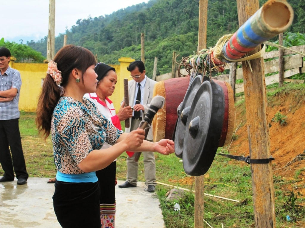 Người dân bản Piềng Văn đánh cồng chiêng trong dịp lễ hội.