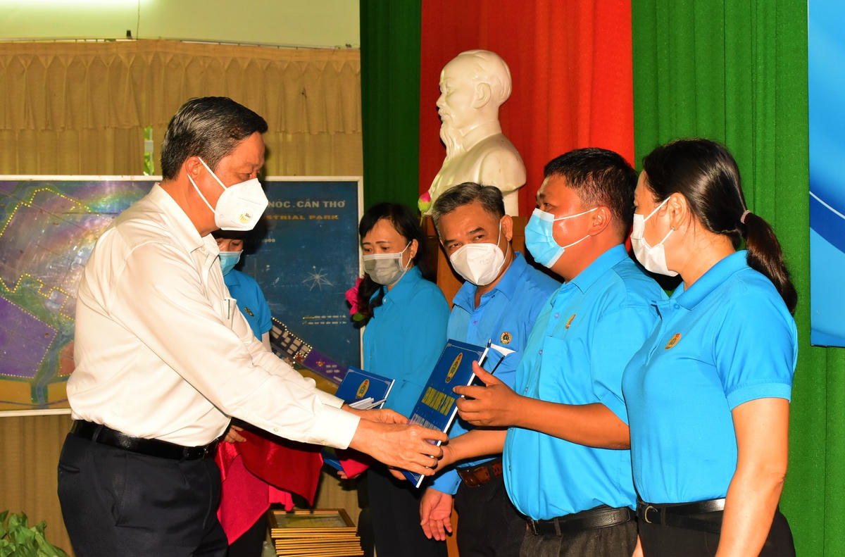 Ông Phạm Văn Hiểu lãnh đạo TP Cần Thơ trao bảng tượng trưng cho các cấp công đoàn cấp trên trực tiếp cơ sở để triển khai trao phần quà cho người lao động là đoàn viên Công đoàn.