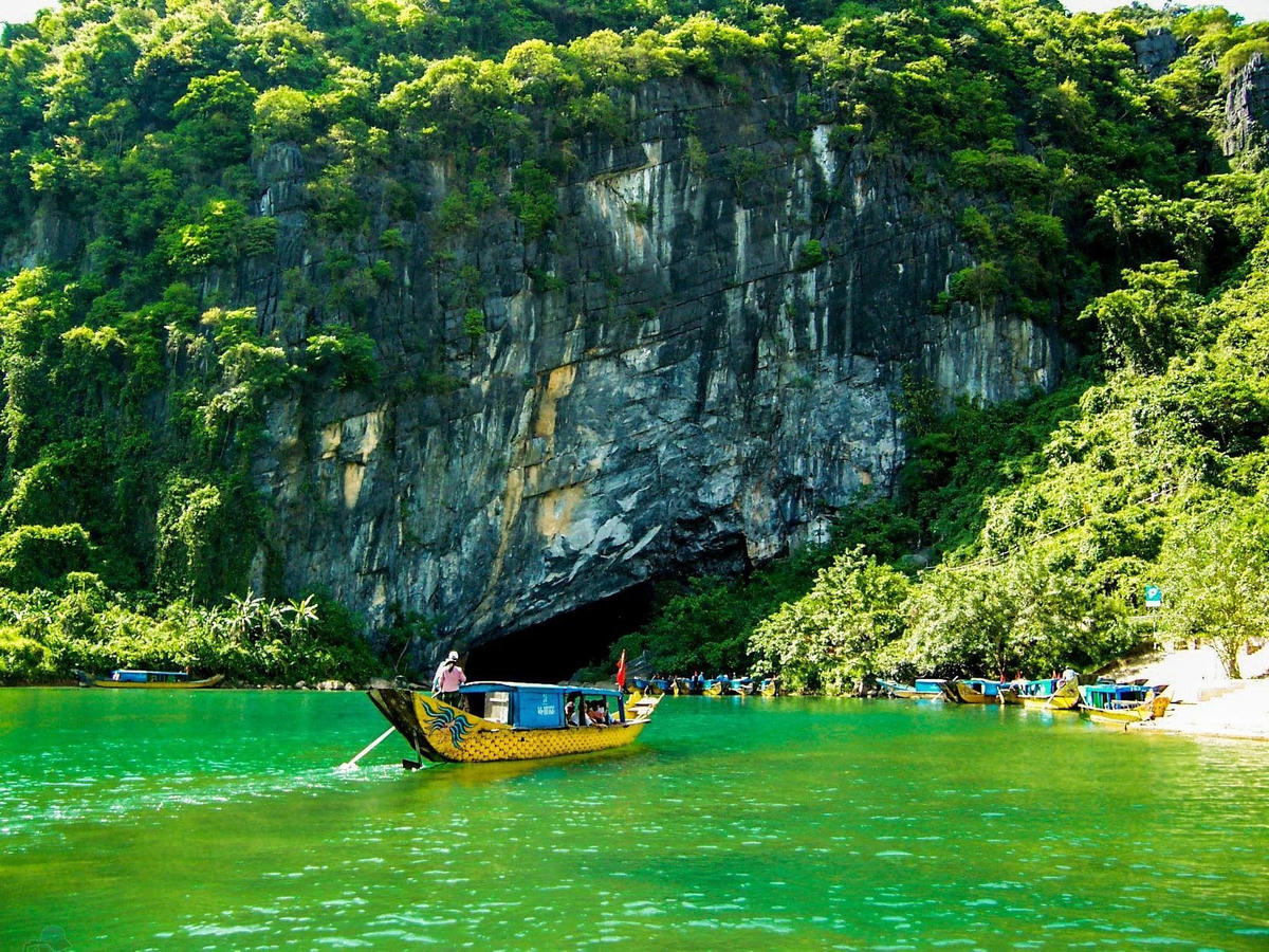 Sông Son trong xanh tại Vườn Quốc gia Phong Nha - Kẻ Bàng (Quảng Bình).