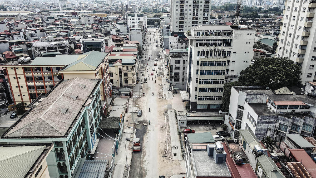 Dự án cải tạo, mở rộng đường Vũ Trọng Phụng dài 434m, mặt cắt ngang rộng 20m, tổng mức đầu tư hơn 360 tỷ đồng, được khởi công tháng 4/2019 và dự kiến hoàn thành giữa năm 2020.  Tuy nhiên, trên thực tế dự án đã chậm tiến độ khoảng một năm. 