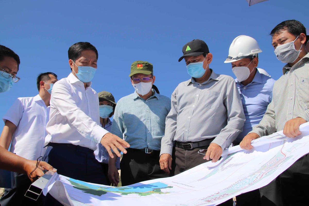 Trưởng ban Kinh tế Trần Tuấn Anh thăm Khu kinh tế Vân Phong