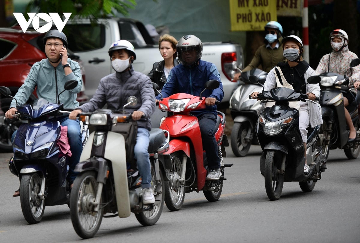 Không khí lạnh tràn về làm thay đổi thói quen ăn mặc của người dân Thủ đô.