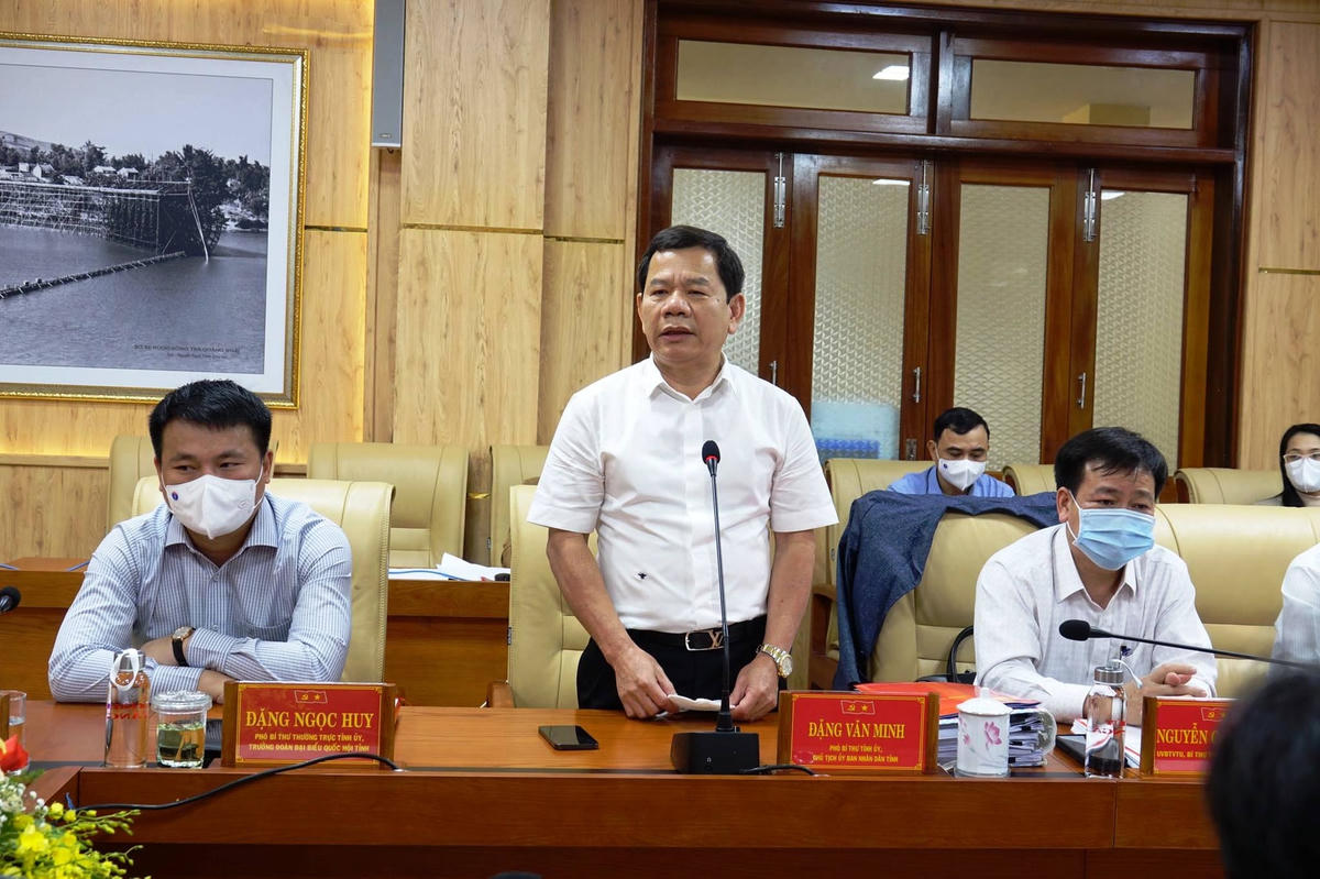 Ông Đặng Văn Minh, Chủ tịch UBND tỉnh Quảng Ngãi báo cáo về tình kinh tế - xã hội địa phương.  