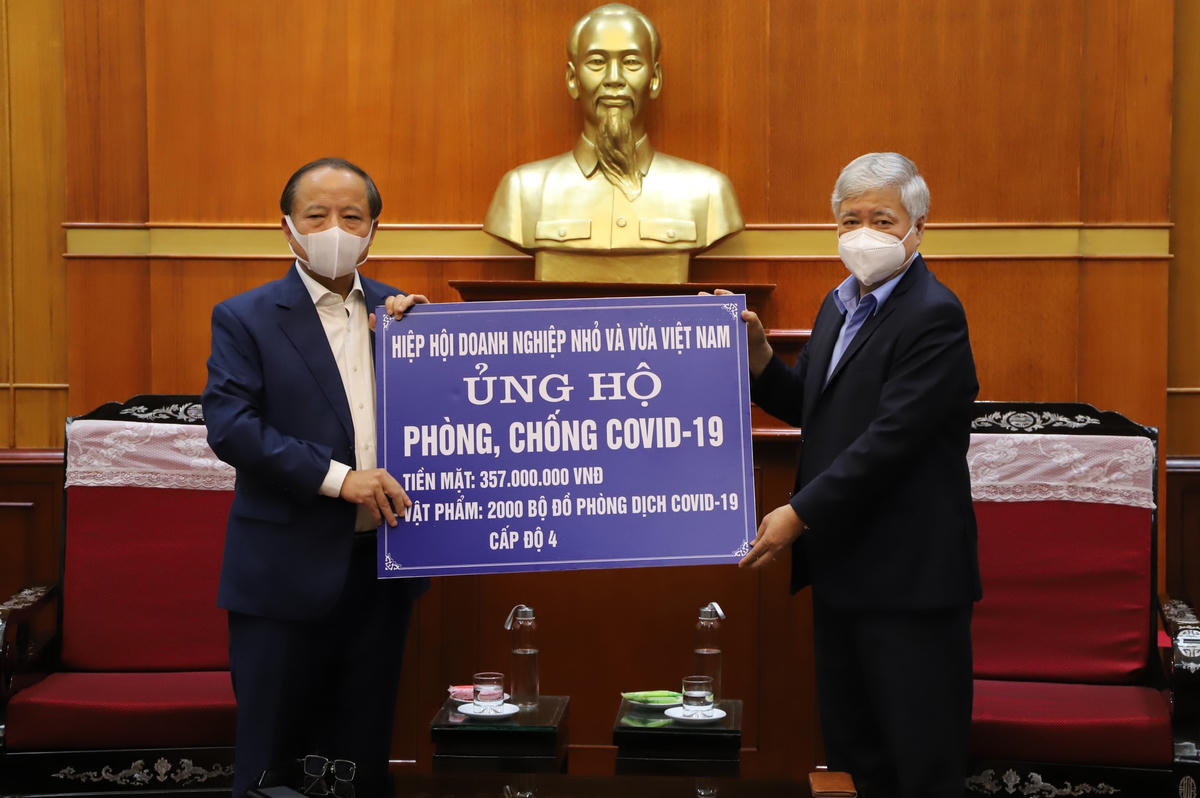 Bí thư Trung ương Đảng, Chủ tịch UBTƯ MTTQ Việt Nam Đỗ Văn Chiến tiếp nhận ủng hộ phòng, chống Covid-19 từ Hiệp hội doanh nghiệp nhỏ và vừa.