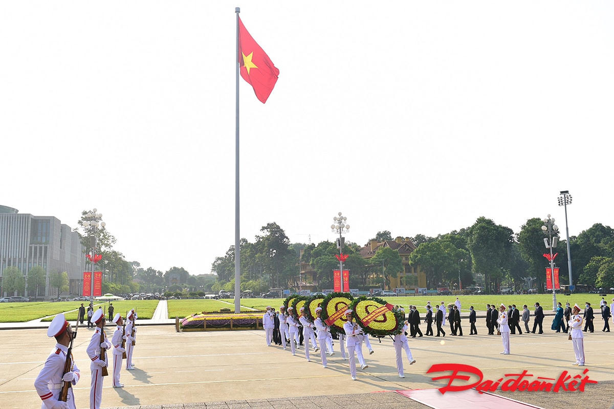 Đoàn đại biểu Ban Chấp hành Trung ương Đảng, Chủ tịch nước, Quốc hội, Chính phủ, Ủy ban Trung ương Mặt trận Tổ quốc Việt Nam đã đặt hoa và vào viếng Lăng Chủ tịch Hồ Chí Minh.