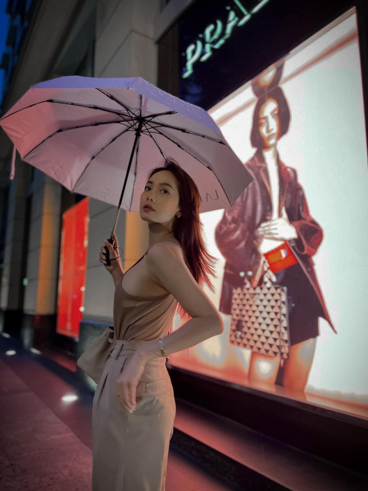 Thông tin được khẳng định vì trước đó trên trang cá nhân Facebook, Mình Hằng thông báo: "Hà Nội đón em bằng một cơn mưa".