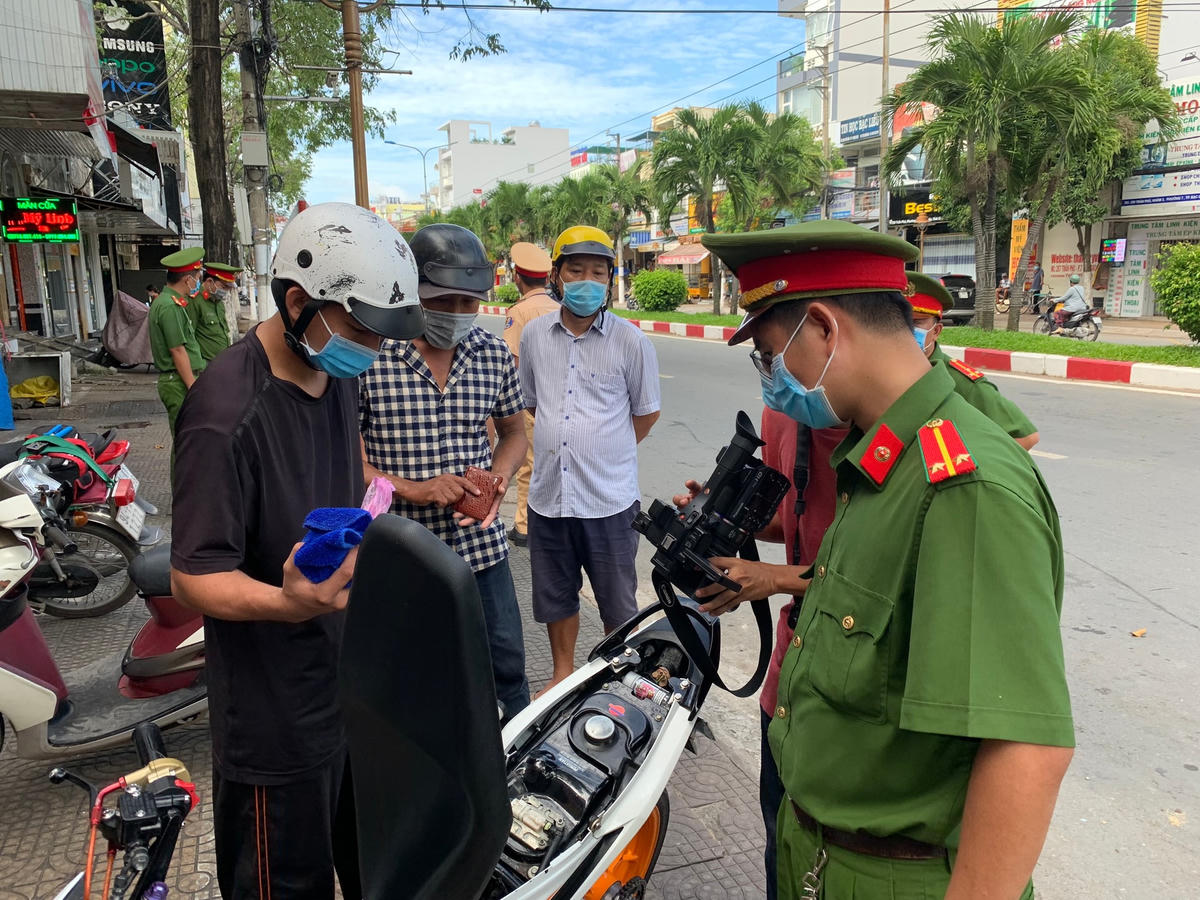Lực lượng chức năng kiểm tra người dân ra đường không có lý do chính đáng.