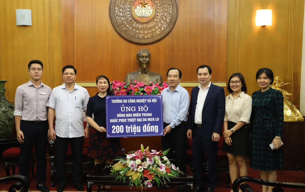 Phó Chủ tịch Ngô Sách Thực tiếp nhận ủng hộ từ Trường Đại học Công nghiệp Hà Nội.